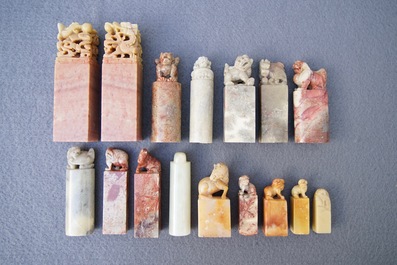Un lot de 23 pi&egrave;ces en jade, pierre de savon et pierre dure sculpt&eacute;e, Chine, 19/20&egrave;me